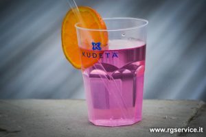 Bicchiere in polipropilene trasparente personalizzato con loghi. 