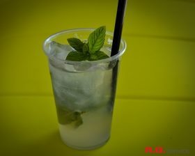 Bicchiere monouso per cocktail personalizzabile con loghi.