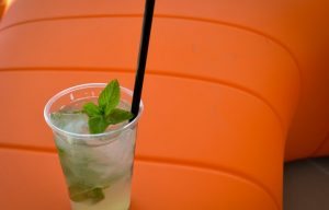 Bicchiere monouso in polipropilene per cocktail personalizzabile con loghi.