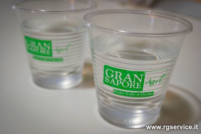 Bicchieri per acqua usa e getta personalizzabili con loghi.