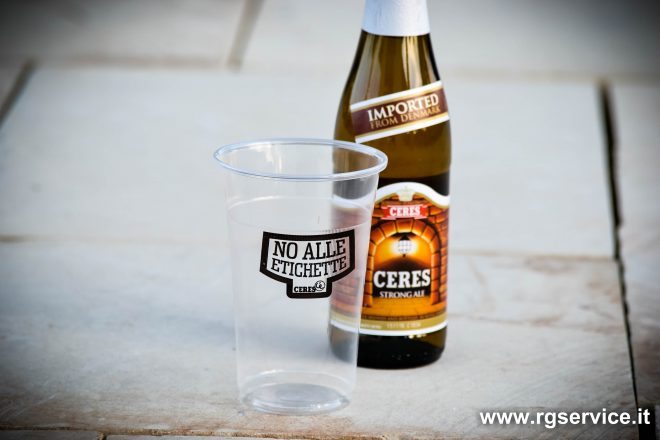 Bicchieri monouso per birra personalizzabili.
